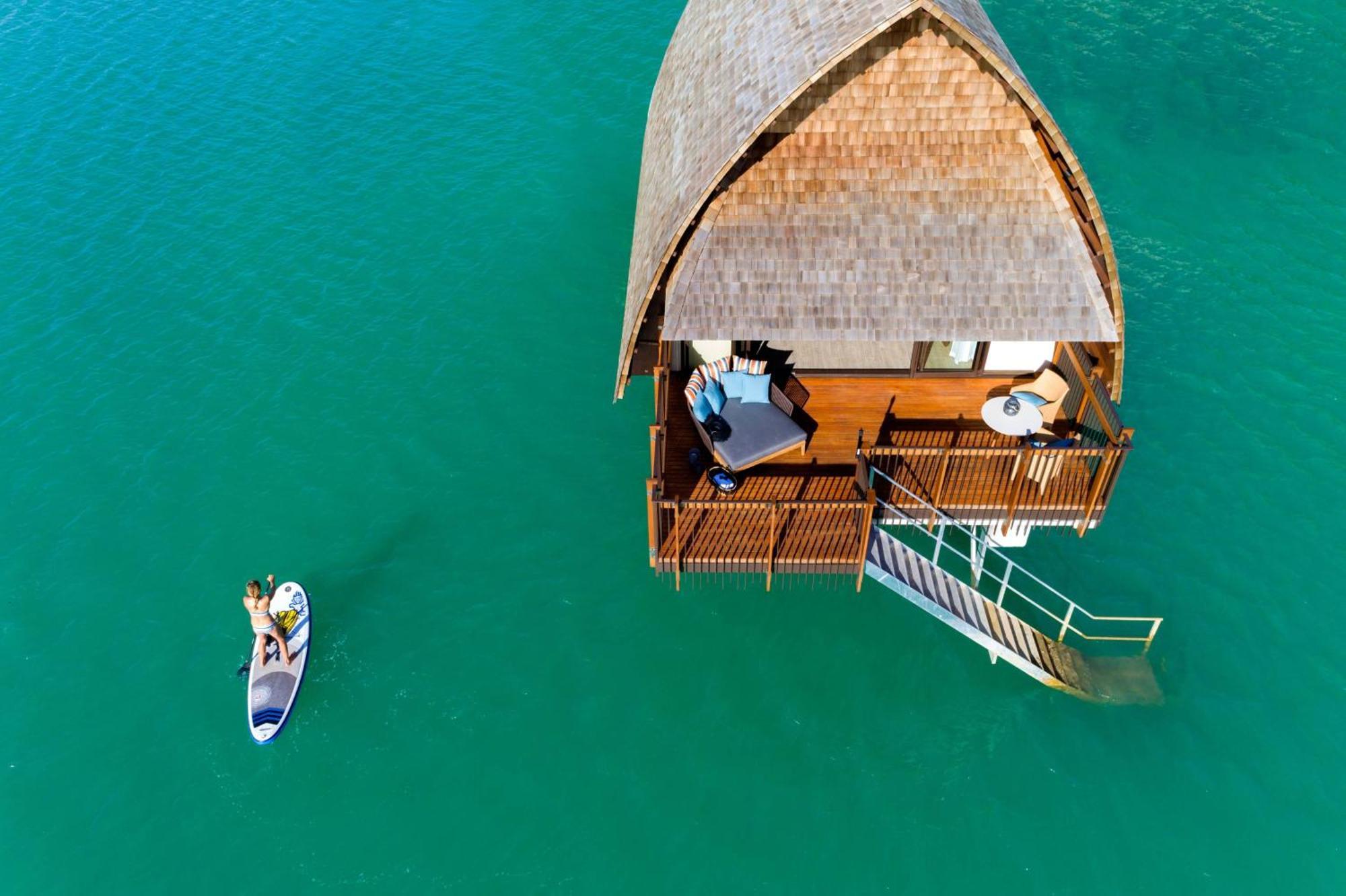 Fiji Marriott Resort Momi Bay Exteriér fotografie Aerial view of a floating bungalow