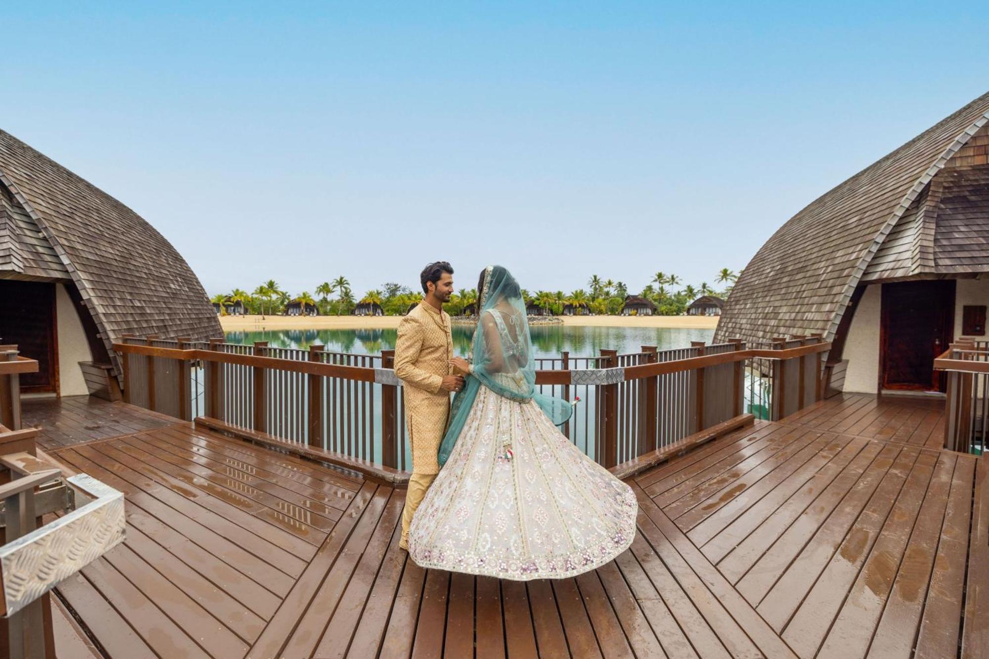 Fiji Marriott Resort Momi Bay Exteriér fotografie A couple at the Oberoi Beach Resort, Dubai