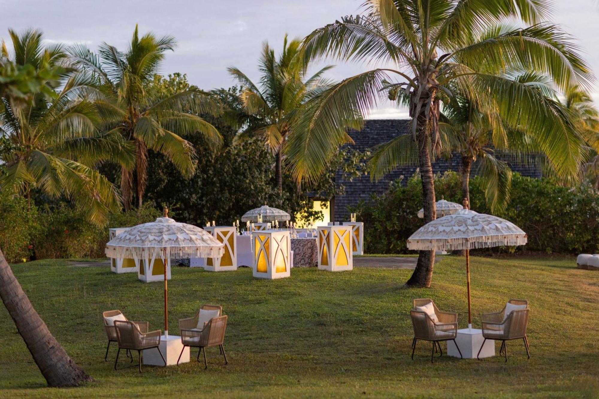 Fiji Marriott Resort Momi Bay Exteriér fotografie The lawn at the Four Seasons Resort