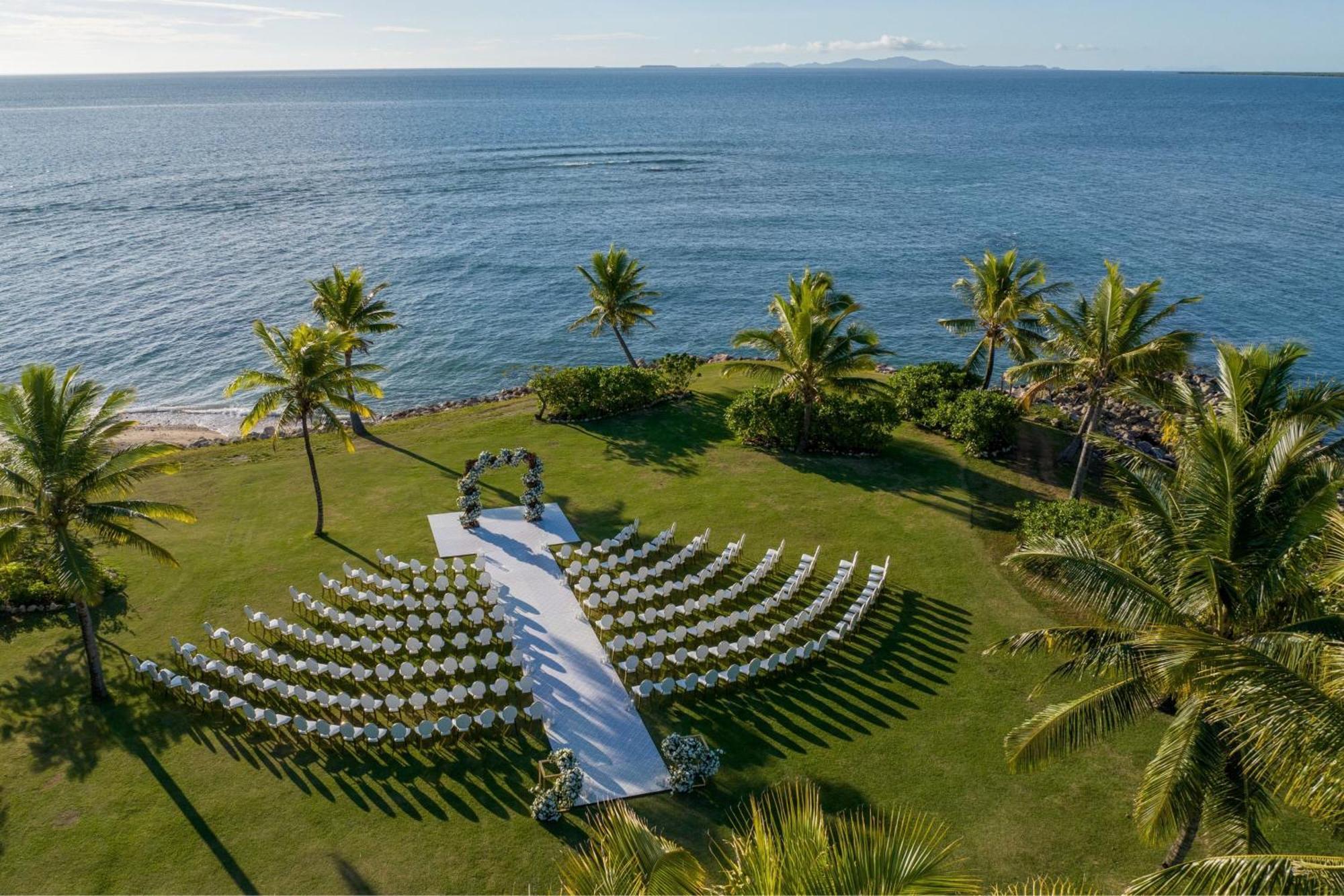 Fiji Marriott Resort Momi Bay Exteriér fotografie The Beachfront Lawn at Four Seasons Resort Maui