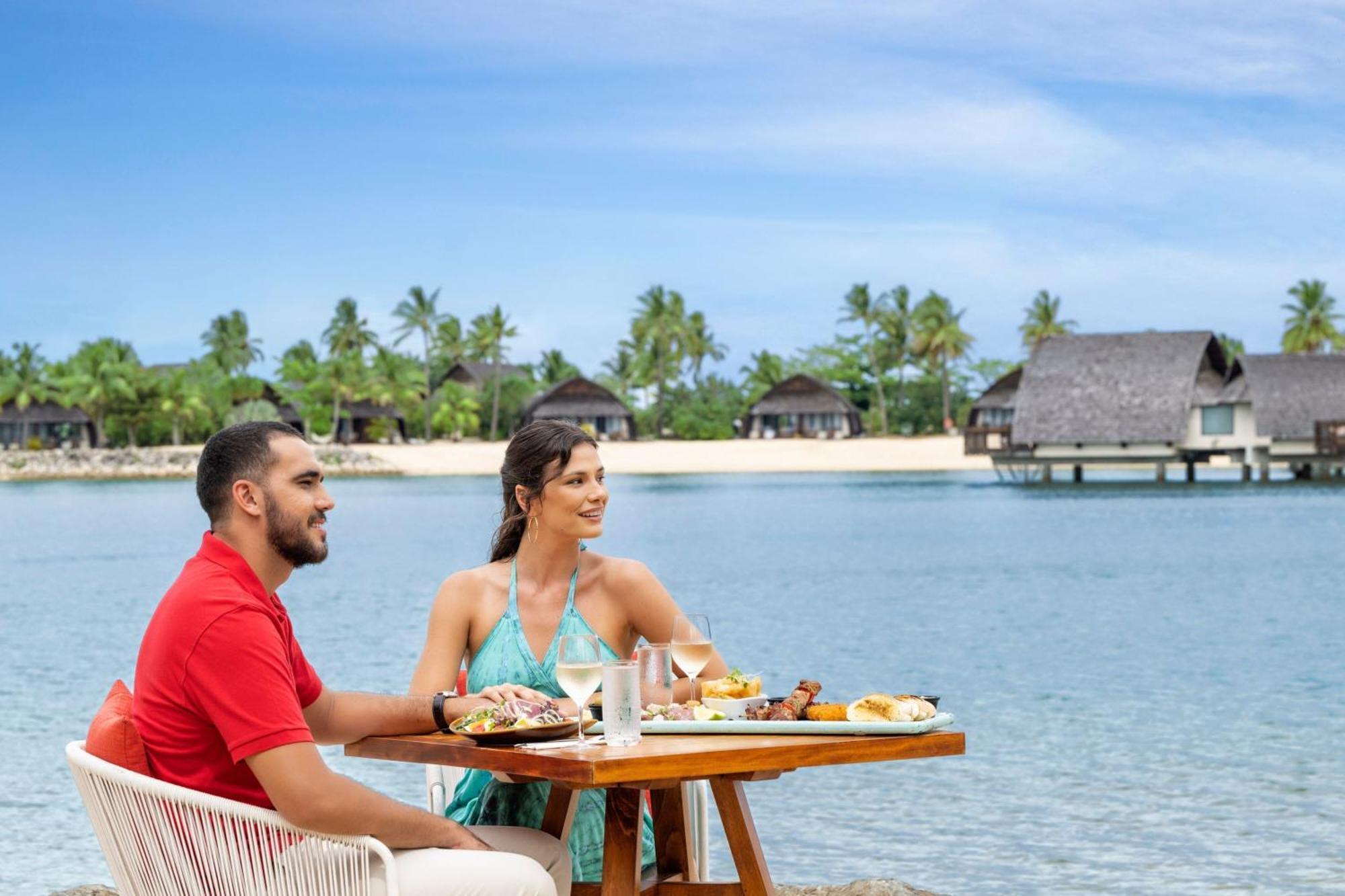 Fiji Marriott Resort Momi Bay Exteriér fotografie A couple at the beach