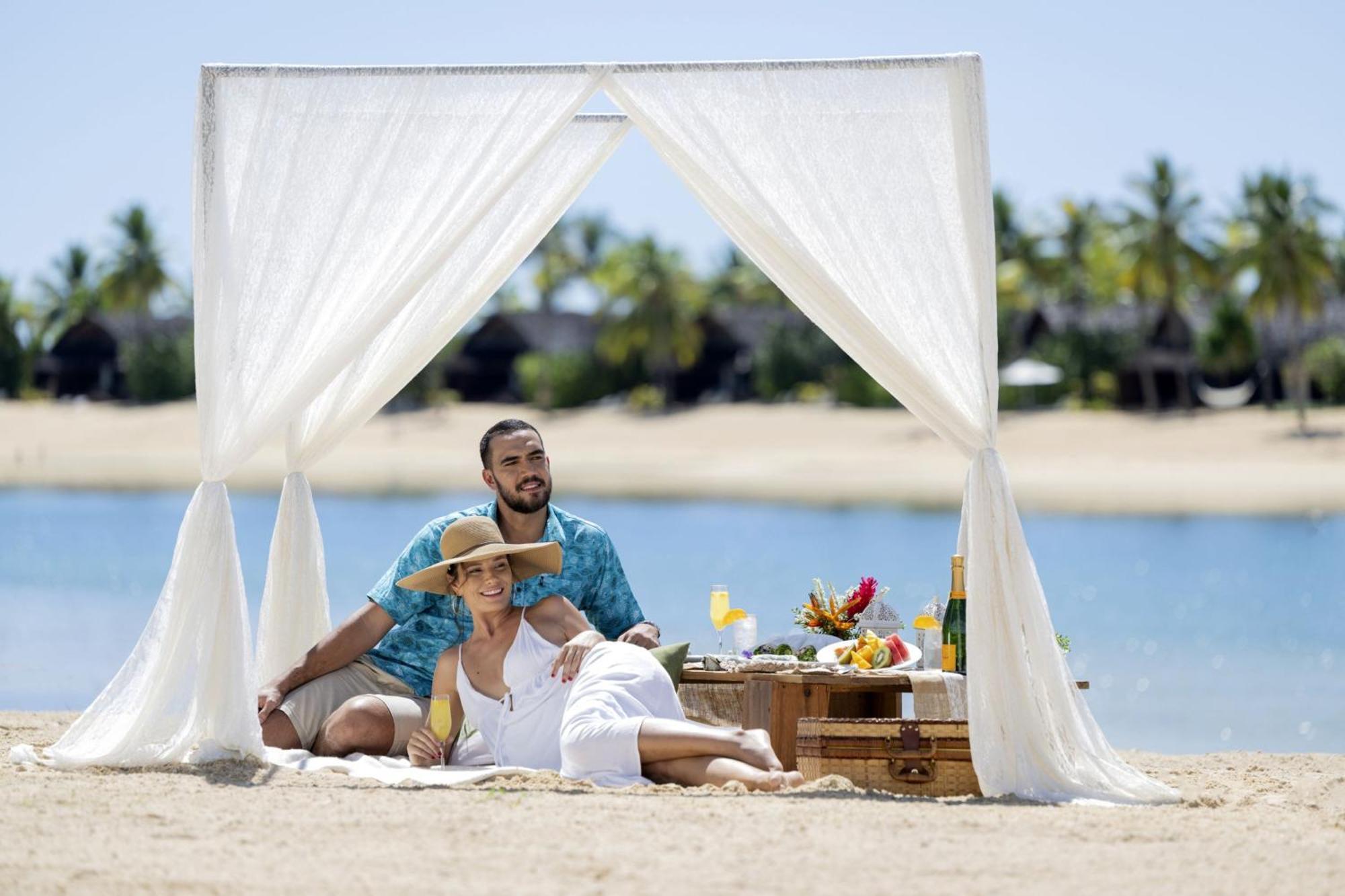 Fiji Marriott Resort Momi Bay Exteriér fotografie A couple on a picnic